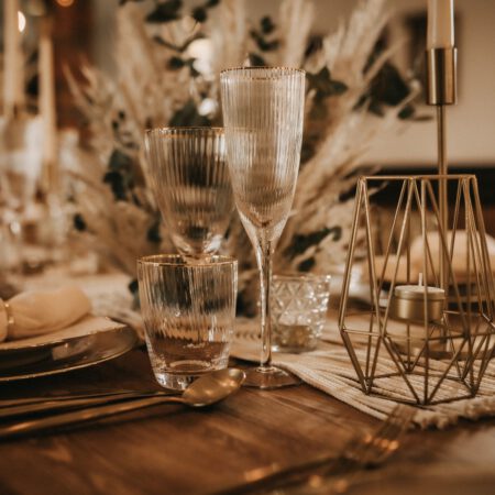 Table-Setting mit Glas, Geschirr, Besteck & Serviette