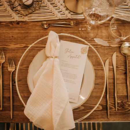 Table-Setting mit Glas, Geschirr, Besteck & Serviette